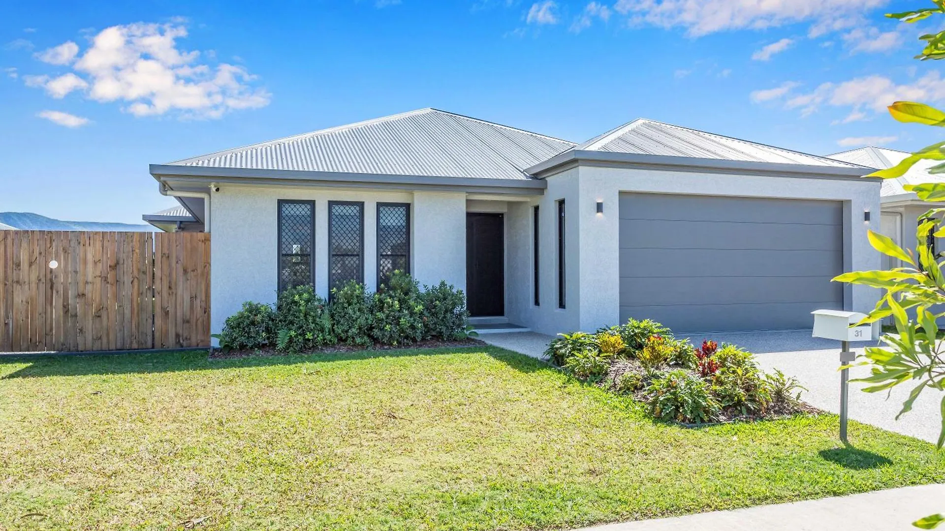 Feriehus Trinity Beach 4Br Modern Getaway With Spa, Pet Friendly