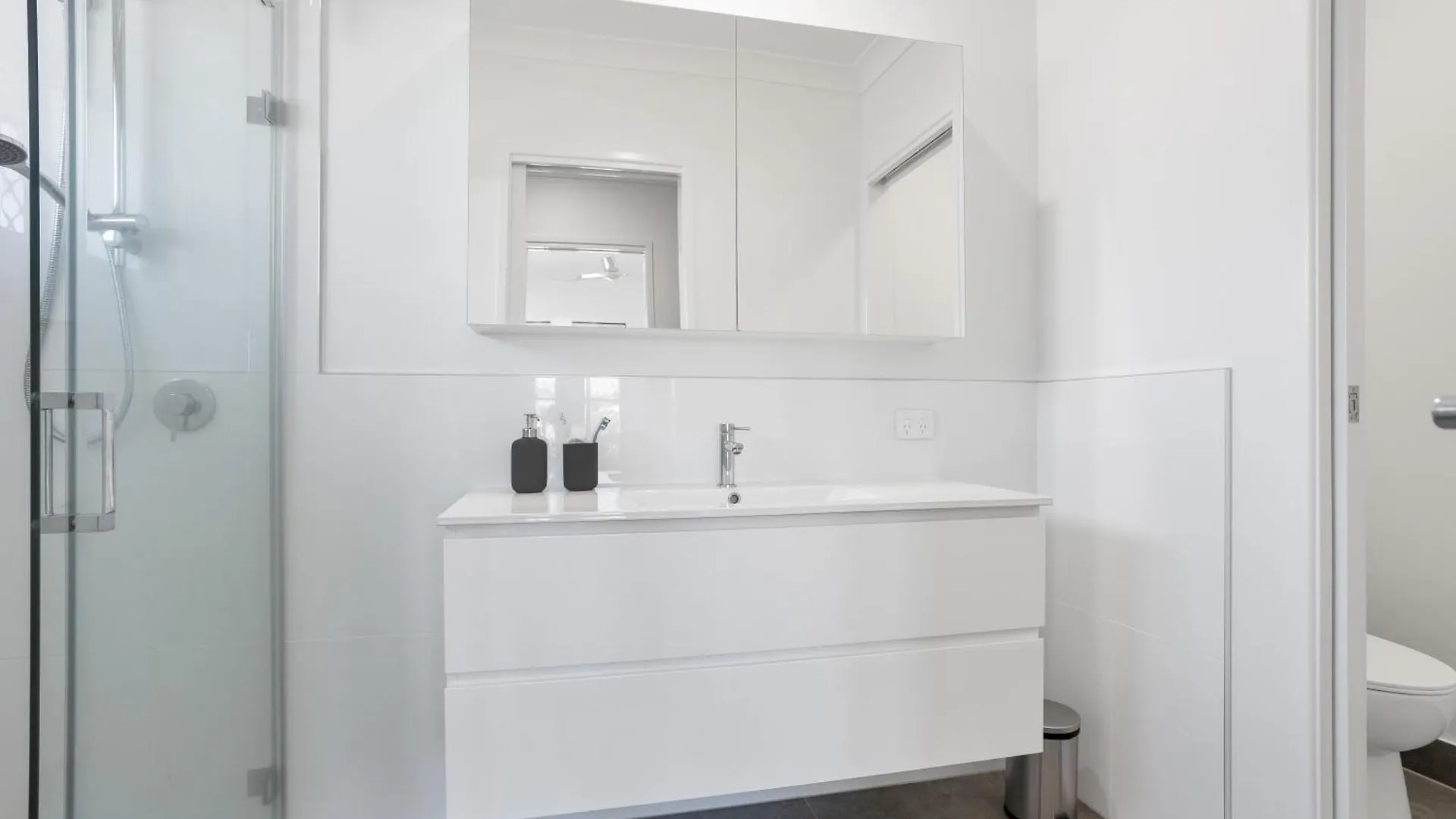 Trinity Beach 4Br Modern Getaway With Spa, Pet Friendly Trinity Beach